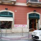 Percorrendo via Sparano in senso inverso, giriamo a sinistra su via Calefati. Dopo due isolati, ad angolo con via Melo, incontriamo �La Patriottica�, enorme negozio di abbigliamento con due ingressi separati (uomo e donna), aperto dal 1922